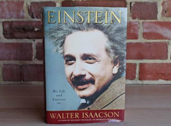 کتاب اینشتین، زندگی یک نابغه ، نوشته والتر ایساکسون ، معرفی